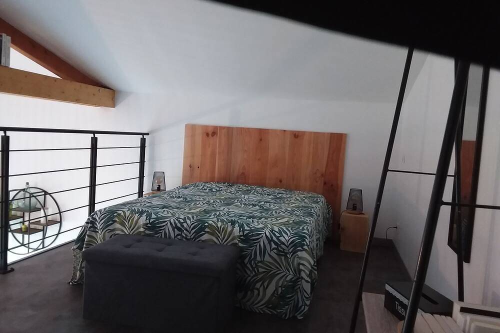 Appartement entier, Cabane les pieds dans l'eau in Le Vanneau-Irleau, Région de Niort