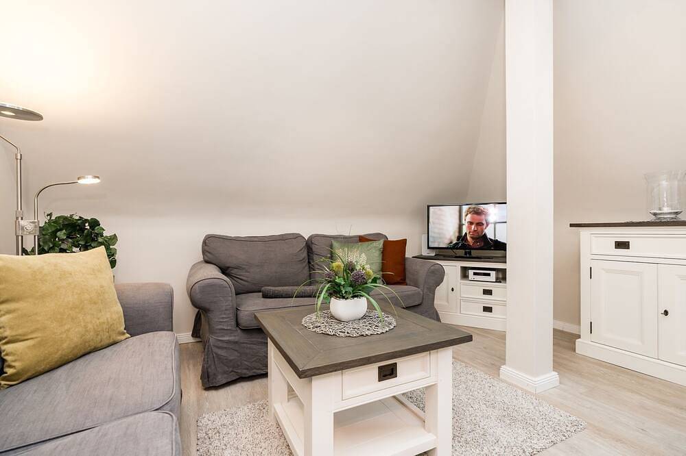 Ganze Wohnung, Geräumige, helle Ferienwohnung in ruhiger Lage im 1. Og in Wenningstedt in Wenningstedt, Sylt