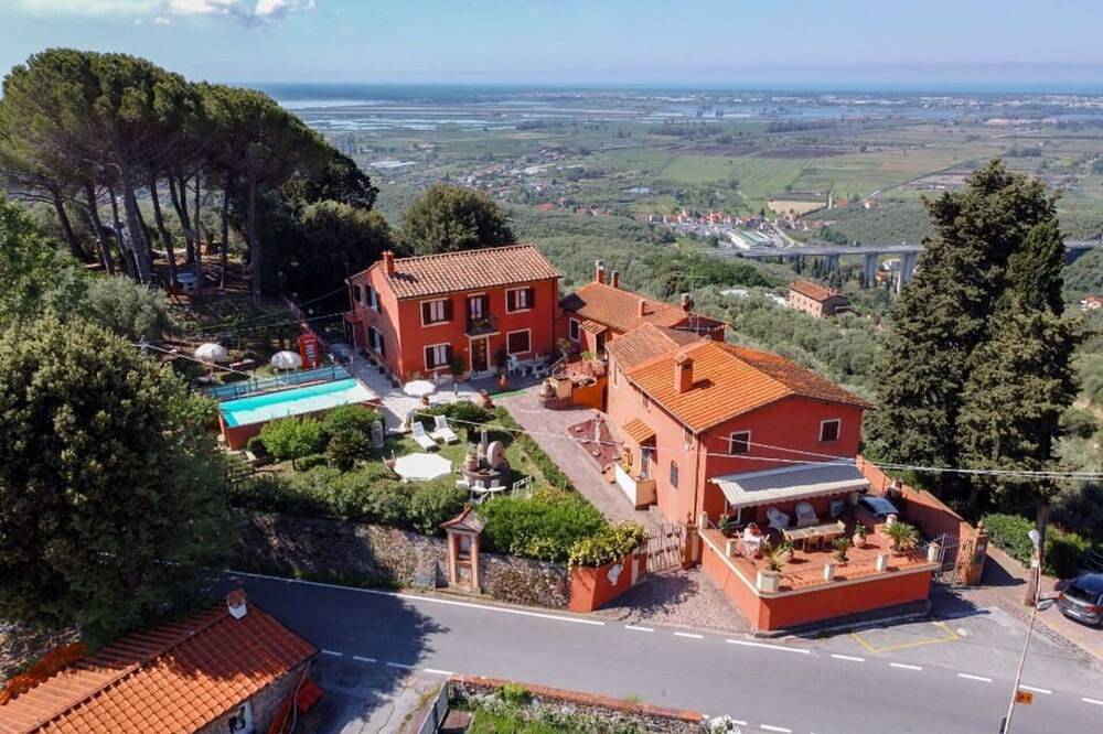 Ganze Wohnung, Ferienwohnung für 4 Personen mit Terrasse und Meerblick in Massarosa, Italienische Riviera