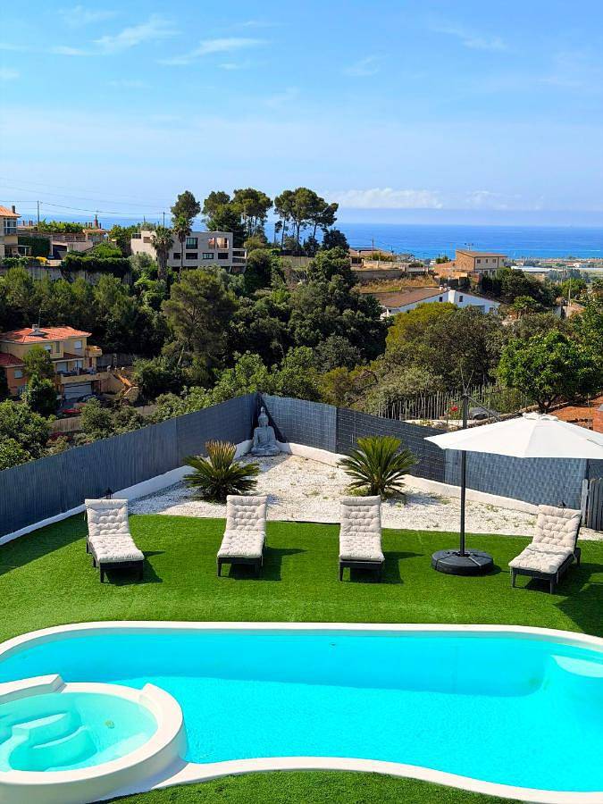 Villa für 8 Personen, mit Balkon und Whirlpool sowie Terrasse und Garten