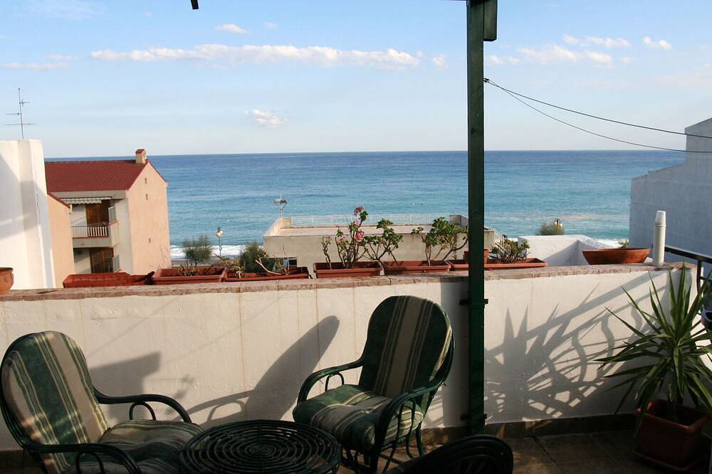 Entire apartment, Marea, cosy and romantic apartment sea view, near taormina in Furci Siculo, Messina Province