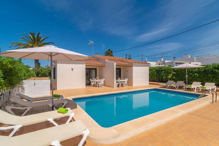Apartamento vacacional entero, Villa Marina (Cala En Porter) - Encantadora casa con piscina compartida. in Cala en Porter, Municipio de Alaior