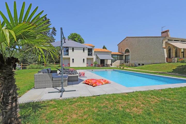 Chambre d’hôte pour 2 personnes, avec Balcon et Terrasse ainsi que Jardin et Piscine