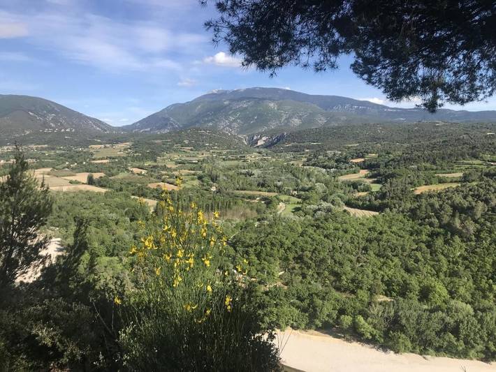 Location de vacances pour 2 personnes, avec piscine ainsi que vue et jardin à Faucon - 3