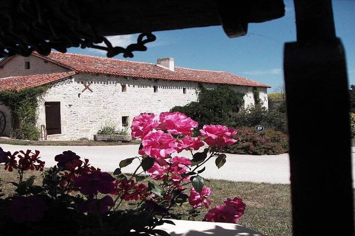 Gîte pour 6 personnes, avec terrasse et jacuzzi ainsi que piscine et jardin à Mauprévoir