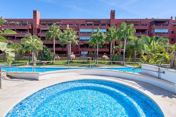 Apartamento para 6 personas, con balcón además de jardín y jacuzzi en Playa Granada
