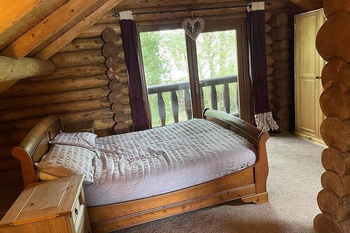 Nightingale Lodge, 2 Storey Scandinavian style lodge, Sleeps 8, Hot tub, Huge fishing deck in Tattershall, Lincolnshire