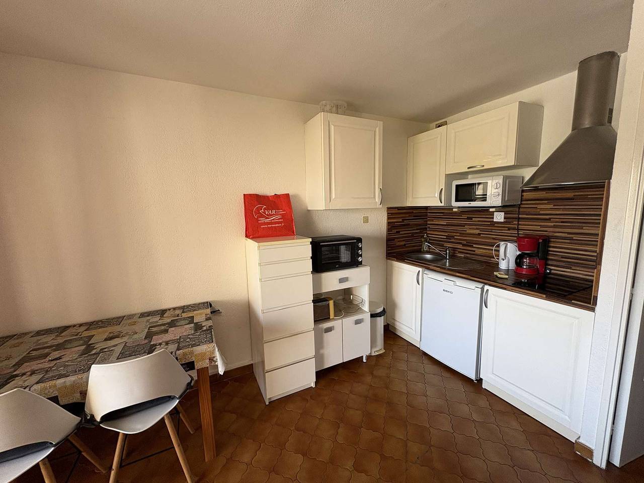 Ganzes Studio, Strand und Geschäfte 300 m zu Fuß entfernt in Saint-Mandrier-sur-Mer, Toulon Region