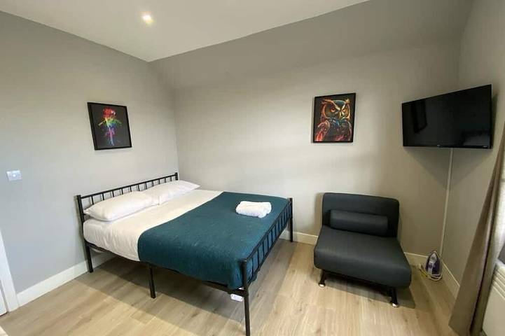 Bed and breakfast for 3 people in London