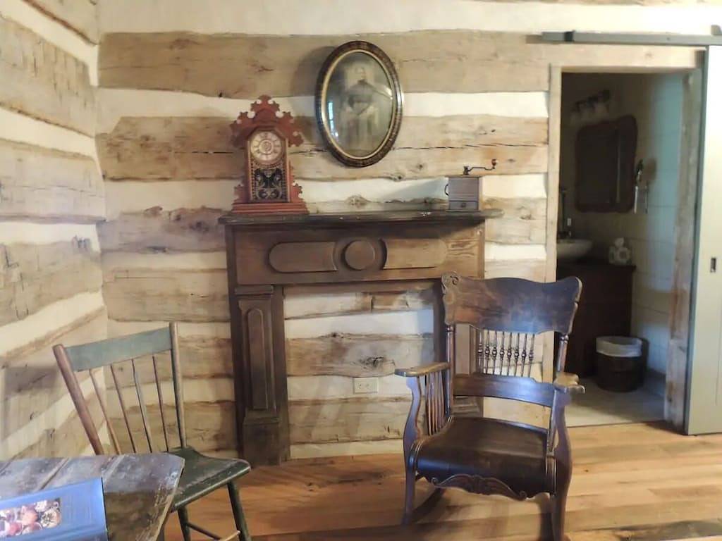 Stay in a 1795 Log Cabin on a working farm, George Washington Swoope, Jr Suite in Augusta County