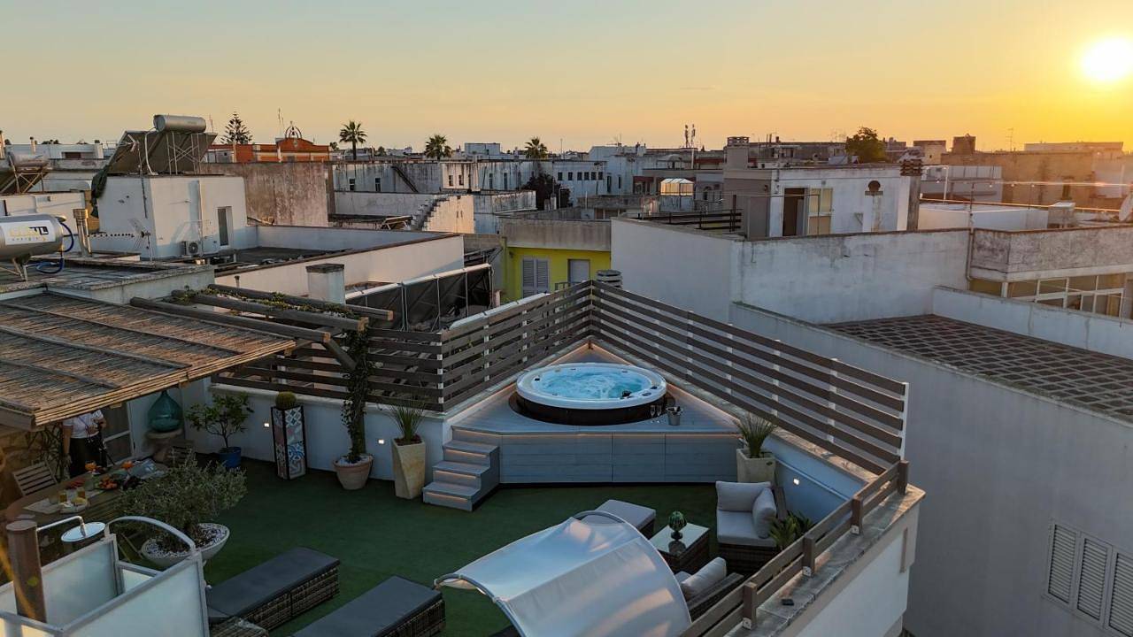 Il Panoramico - Terrazza e Jacuzzi in Neviano, Golf von Tarent