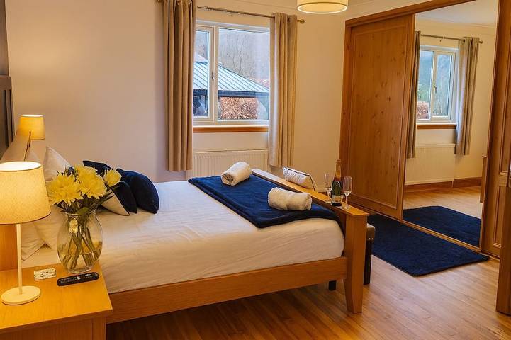 Highland Getaway w/ Hot Tub, Cinema & Log Fire in Loch Lomond, Argyll & Bute
