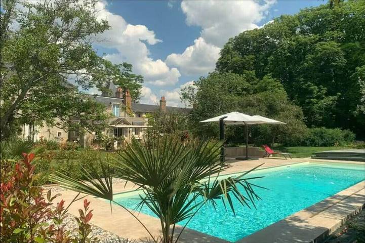 Location de vacances pour 22 personnes, avec Terrasse ainsi que Jardin et Piscine dans Bagneux (Indre)