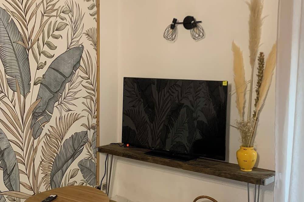 Entire apartment, Charming ground-floor gite in the Coeur de Provence region in Entraigues-sur-la-Sorgue, Vaucluse