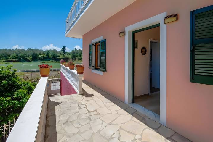 Appartement entier, Appartement « Maestro 2 » avec balcon, Wi-Fi et climatisation in Vlachopoulatika, Paxos