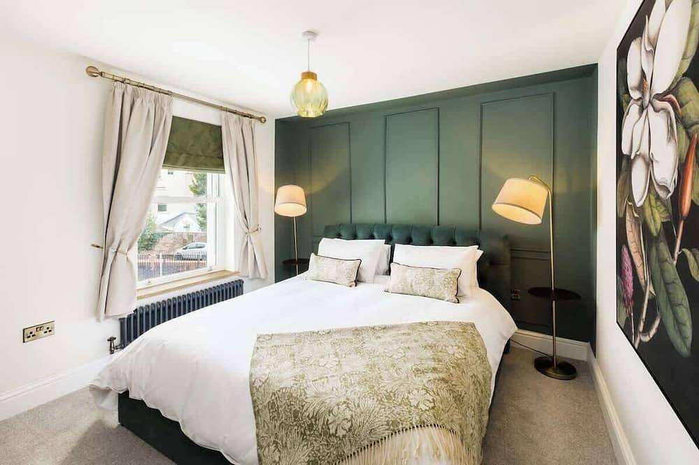 Well Located, Cheltenham 4 Bed Townhouse & Parking in Cheltenham, Gloucestershire