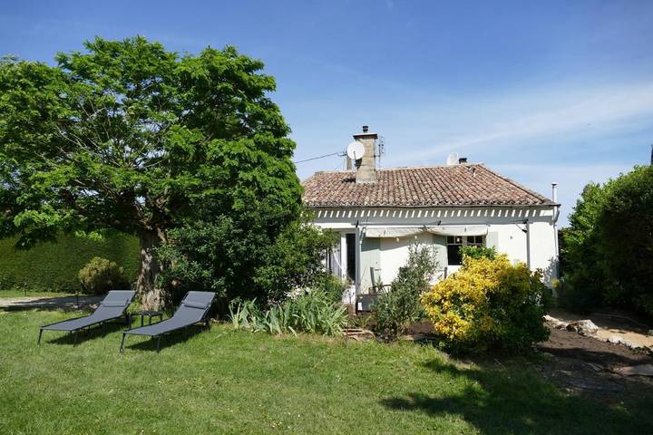 Location de vacances pour 4 personnes, avec jardin ainsi que vue et piscine à Loubès-Bernac