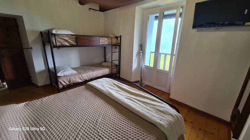 Rom for 4 personer, med hage og balkong, dyr tillatt i Piemonte