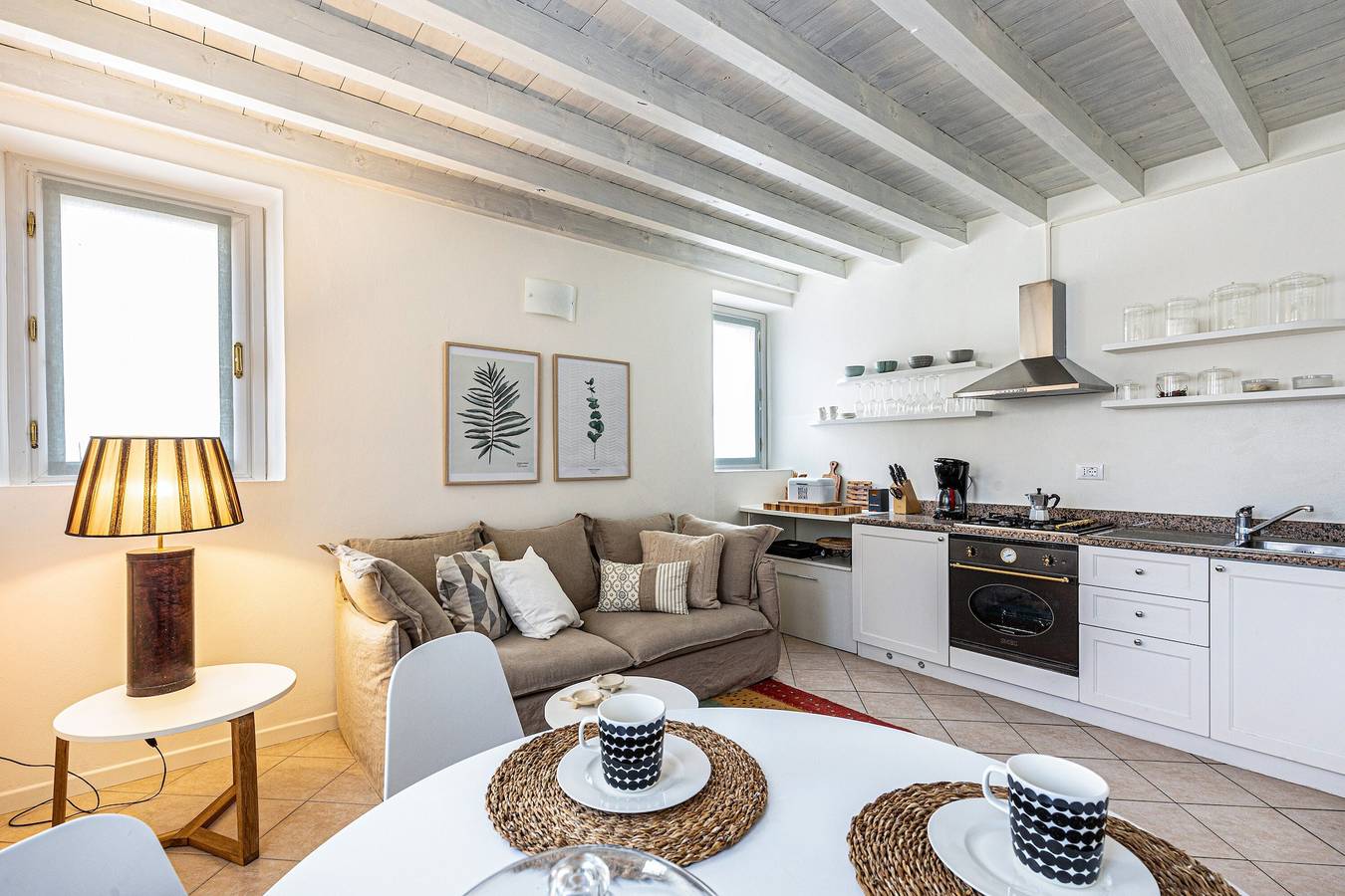 Apartamento entero, Apartamento 'Nido Di Cisano' con vistas al lago, piscina compartida y Wi-Fi in San Felice del Benaco, Montañas Garda