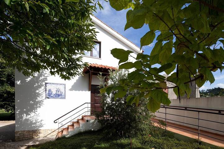 Location de vacances pour 6 personnes, avec Terrasse ainsi que Jardin et Piscine à Figueiró dos Vinhos