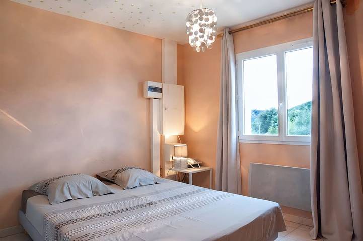 Location de vacances pour 14 personnes, avec jardin et terrasse, animaux acceptés à Saint-Jean-du-Pin - 3