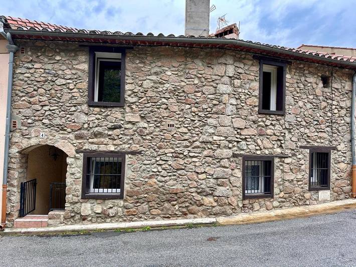 Location de vacances pour 8 personnes, avec Balcon ainsi que Terrasse et Vue à Saint-Laurent-de-Cerdans