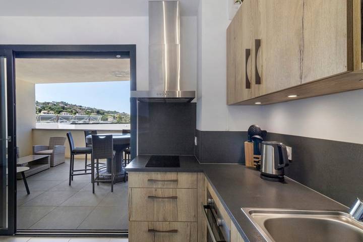 Appartamento intero, Appartamento 'Chez Valérie' con Vista Mare, Balcone e Aria Condizionata in Grosseto-Prugna, Golfe D'Ajaccio