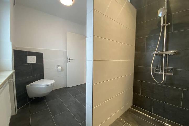 Ganze Wohnung, Idyllische FeWo im Grünen mit Westbalkon, Parkplatz (Wallbox) und Fahrradraum. in Lindau, Bayerisch Schwaben