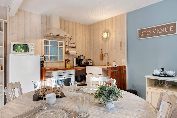 Cottage 'Au Fil De L'eau Proche Puy Du Fou' con terrazza privata in Saint-Laurent-sur-Sèvre, La Roche-sur-Yon e dintorni