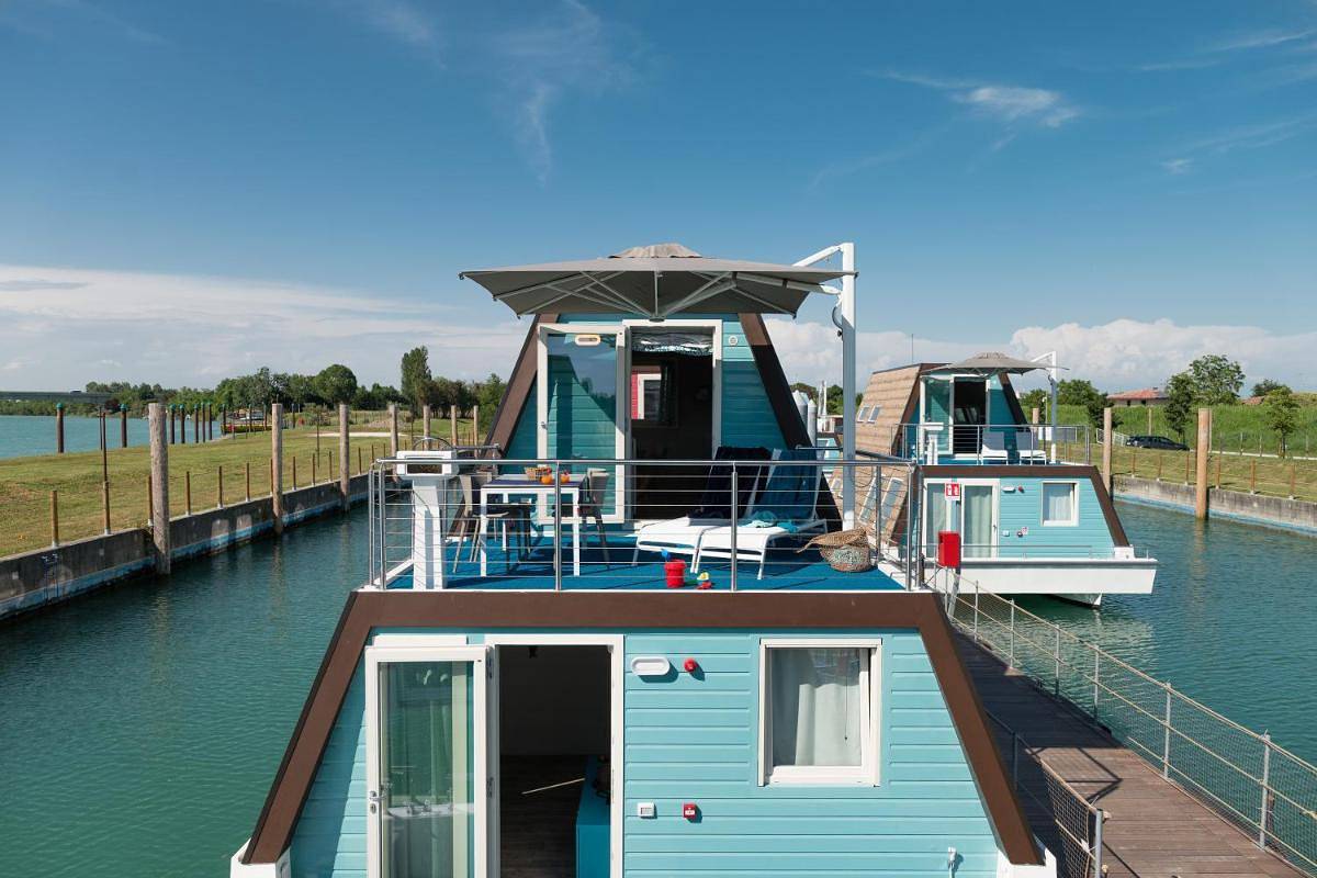 Tranquil Marina Azzurra Resort House boat 2Br sleeps 6 in Lignano Sabbiadoro, Udine Province