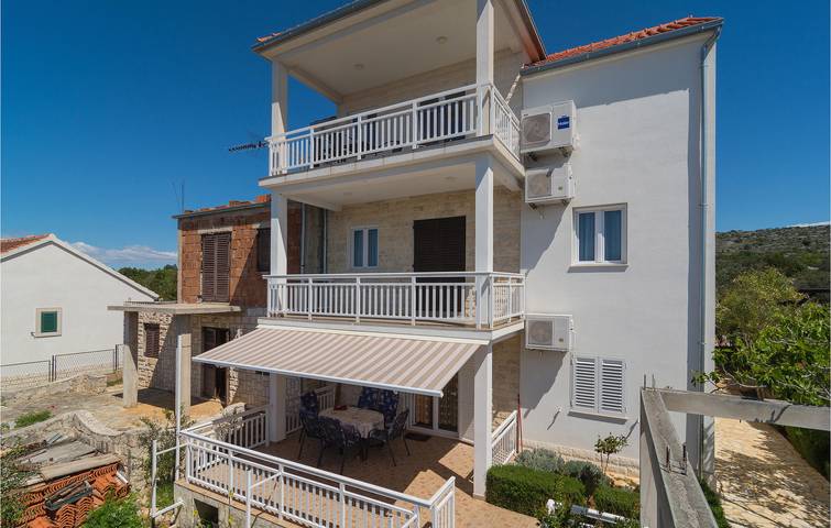 Ferienwohnung für 7 Personen, mit Terrasse und Garten - 1