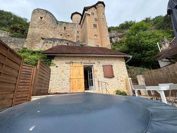 Gîte pour 7 personnes, avec vue et terrasse, animaux acceptés à Larroque-Toirac