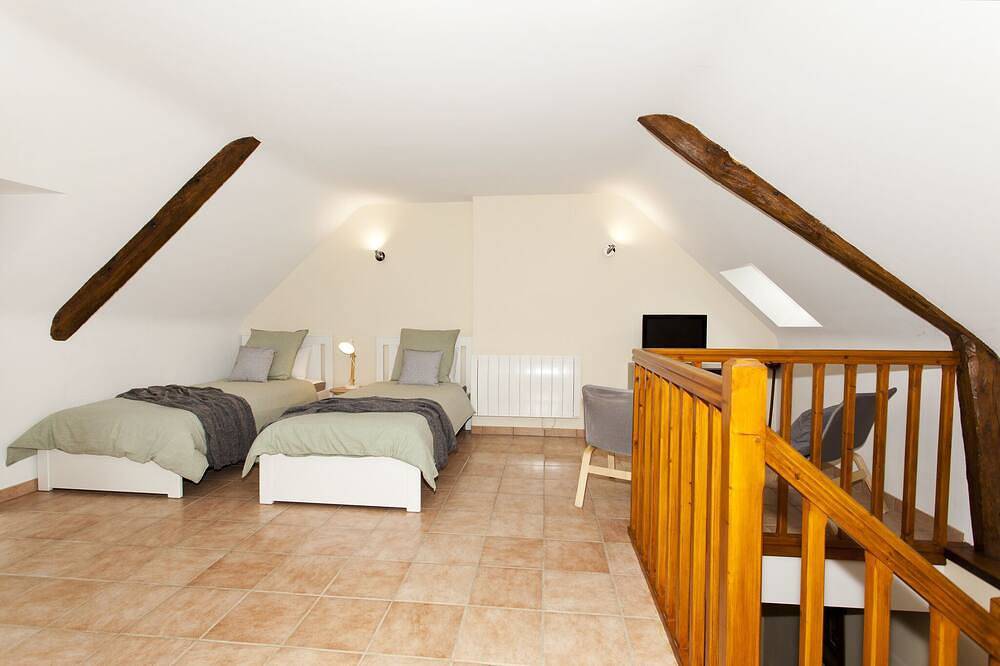 Stone cottage with private covered pool near the medieval city of Josselin. in Guégon, Région de Pontivy
