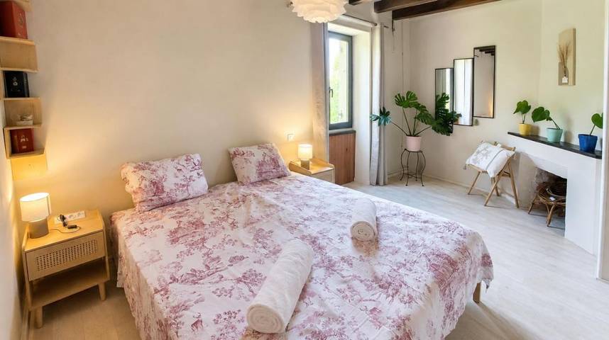 Gîte pour 8 personnes, avec terrasse ainsi que vue et jardin, animaux acceptés à Mensignac - 2