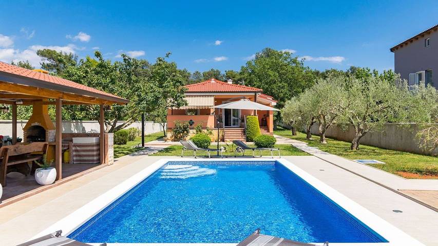 Ferienhaus für 6 Personen, mit Garten und Balkon sowie Pool in Pula-Medulin