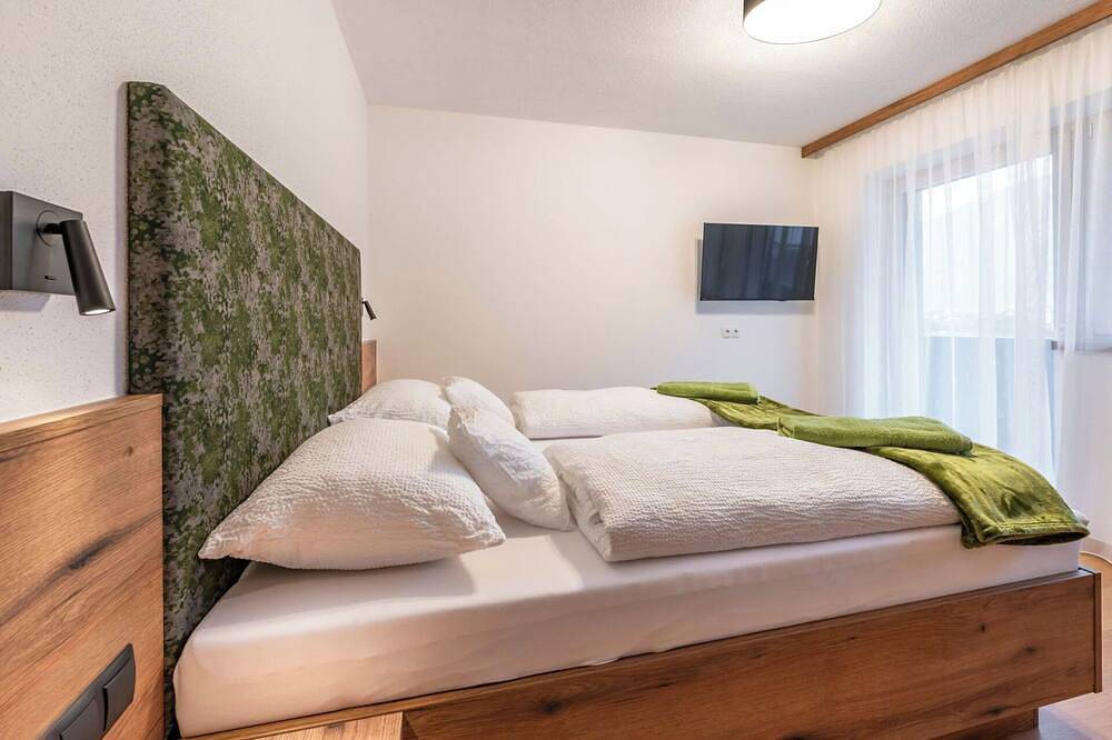 Entire apartment, Lovely apartment for 10 people with Wifi, Tv and balcony in Zell am Ziller, Ziller valley alps