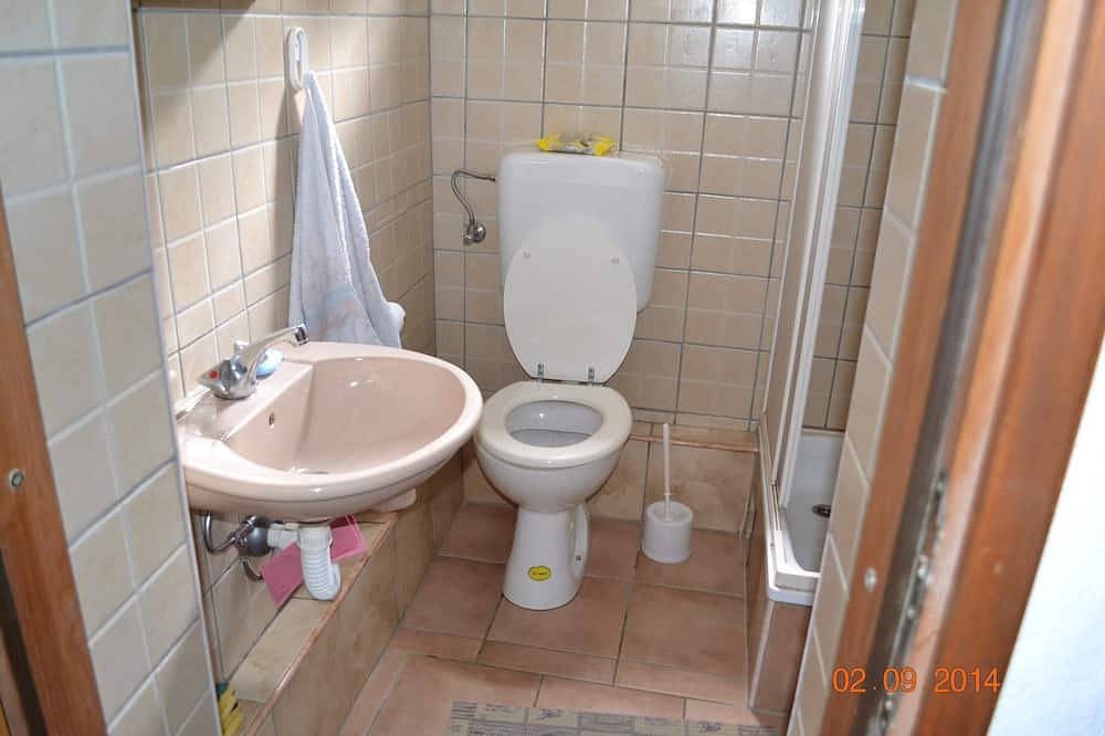Cijeli apartman, Apartment with terrace, sea and mountain views, climate, barbecue, close to the beach (30m) in Karlobag, Velebit Nature Park