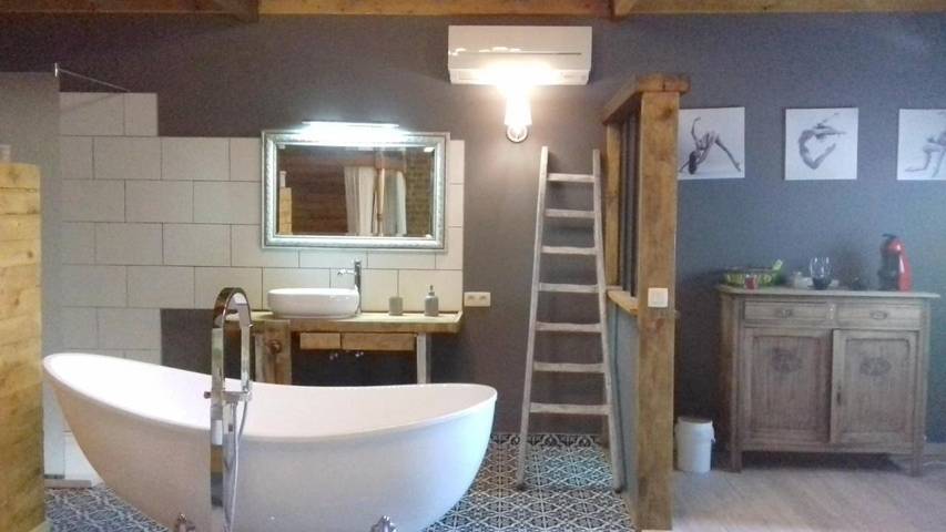 Cottage pour 2 personnes, avec jacuzzi et terrasse ainsi que sauna et jardin, animaux acceptés dans Jemeppe