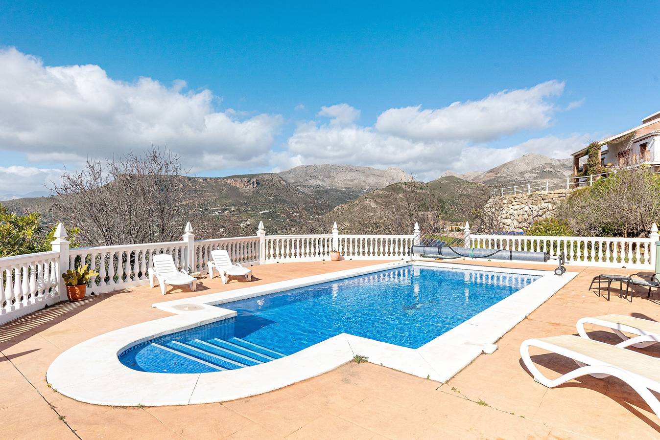 Villa 'Mirador' with Lake View, Wi-Fi and Air Conditioning in Alcaucín, Málaga Province