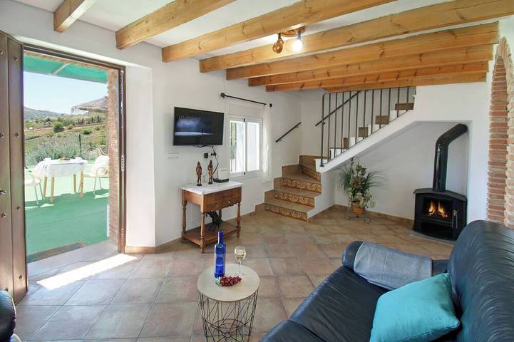 Acogedora escapada para cuatro junto a la piscina. Piscina con filtro de sal. in Comares, Provincia de Málaga