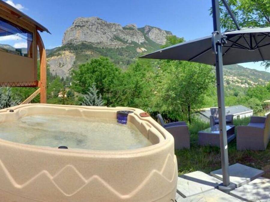 Camping Les Princes D'Orange - Ciela Village - Tente 5 personnes - Tente Ciela Nature Lodge Spa - 3 chambres - Cuisine équipée - Salle de bain in Orpierre, Région de Gap