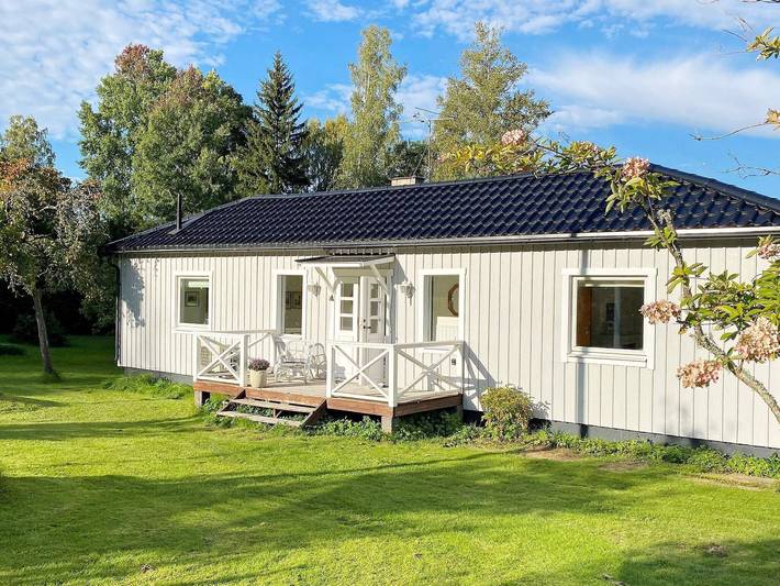 Hus för 6 Personer, med sjöutsikt och terass, barnvänlig i Örebro kommun