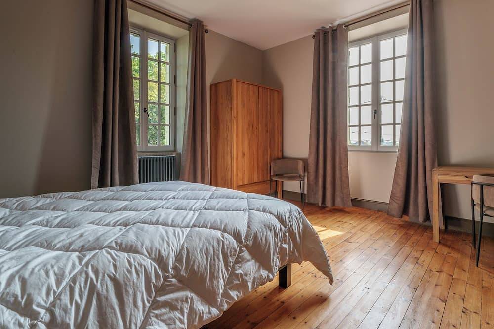 Spacious 4-Bedroom House for 10 Guests in Bourgueil, near Vineyards in Bourgueil, Loire Valley