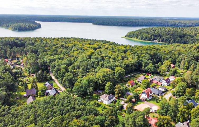 Gemütlicher Rückzugsort am See mit Terrasse und Feuerstelle in Stechlinsee, Stechlin