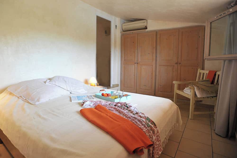 Apartamento entero, Charming duplex apartment \"Les pieds dans l'eau\" N°7, 70 m from the beach. in San Ciprianu, Lecci