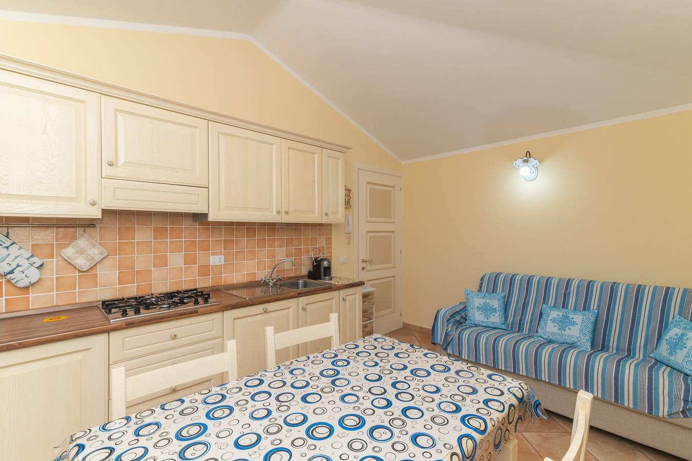 Appartamento intero, Appartamento 'Casa Vacanze Kiwi' con vista mare, terrazza privata e balcone in Murta Maria, Olbia
