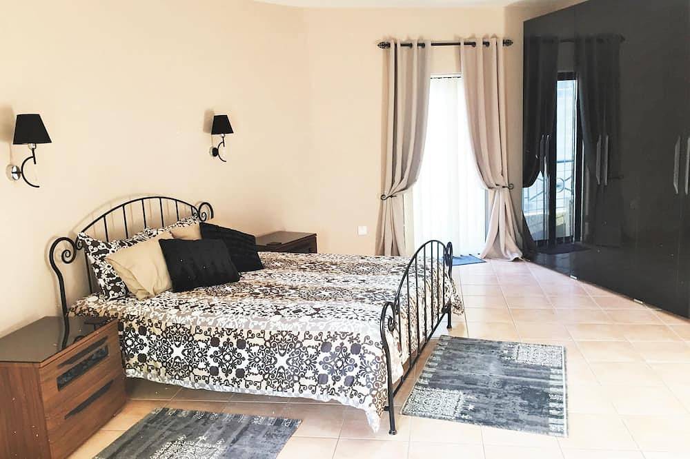 Ganze Wohnung, Very spacious and well-lit corner 3 bedroom apartment in Marsaxlokk, sleeps 6 in Marsaxlokk, Insel Malta