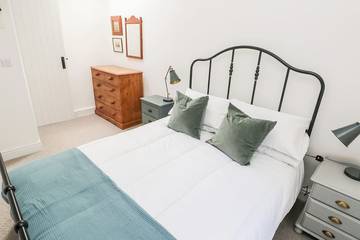 Holiday Home for 6 People in Pembroke, Pembrokeshire, Photo 4