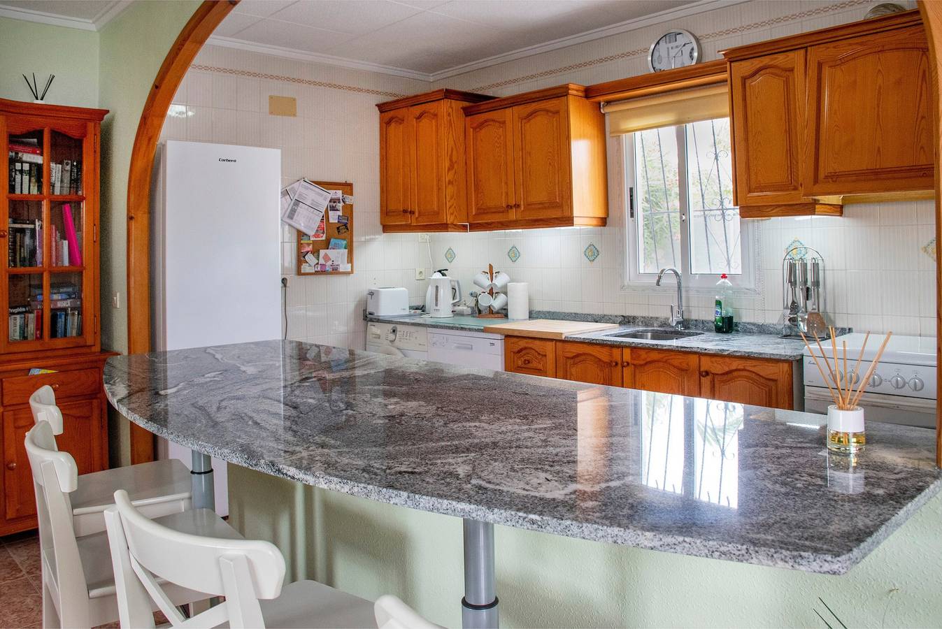 Villa La Casa Del Sol con piscina, jardín y Wi-Fi in El Chaparral, Torrevieja