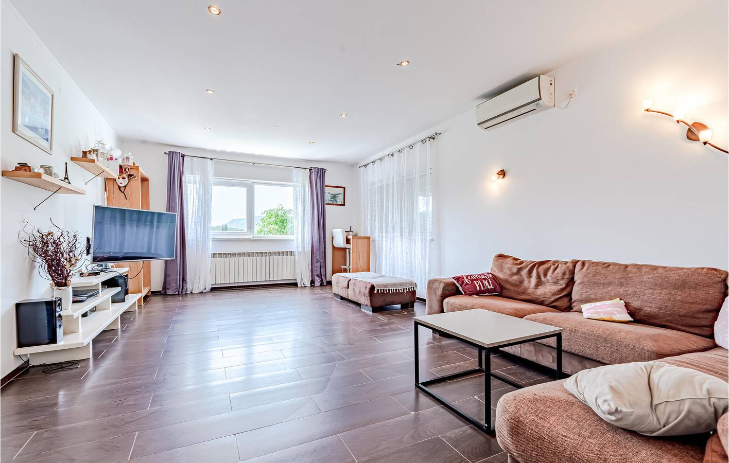 Gemütliche 2-Zimmer-Wohnung mit Pool und Terrasse, 1,5 km vom Strand Medvinjak entfernt in Zrnovska Banja, Korcula